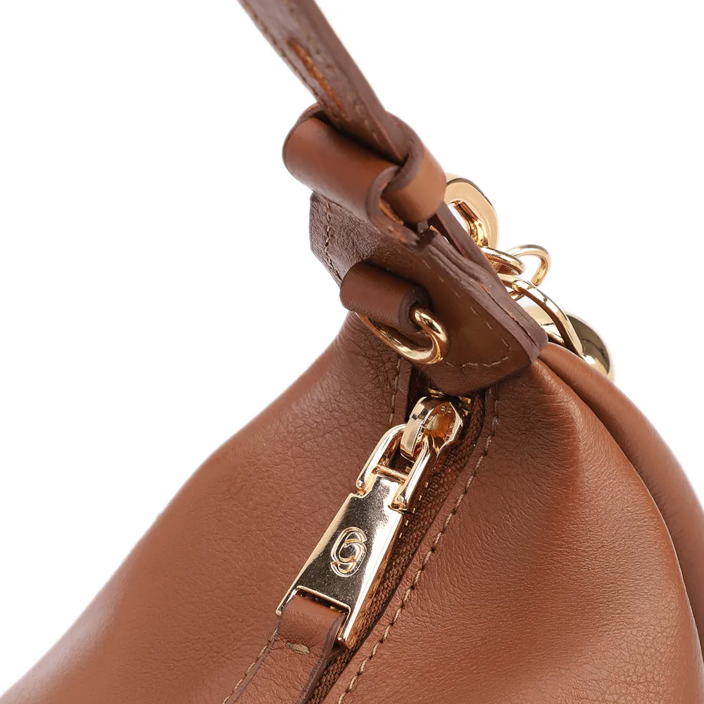 Bolsa Hobo Média Couro Marrom Claro Pingente Lateral - imagem 5