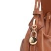Bolsa Hobo Média Couro Marrom Claro Pingente Lateral - imagem 6