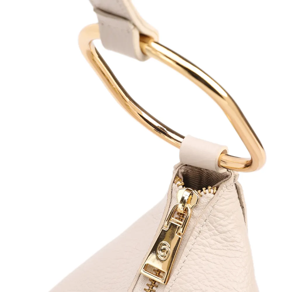 Bolsa Hobo Média Couro Off White Argolas Douradas Laterais - imagem 5
