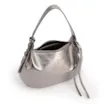 Bolsa Hobo Média Couro Prata Pingente Lateral - imagem 4