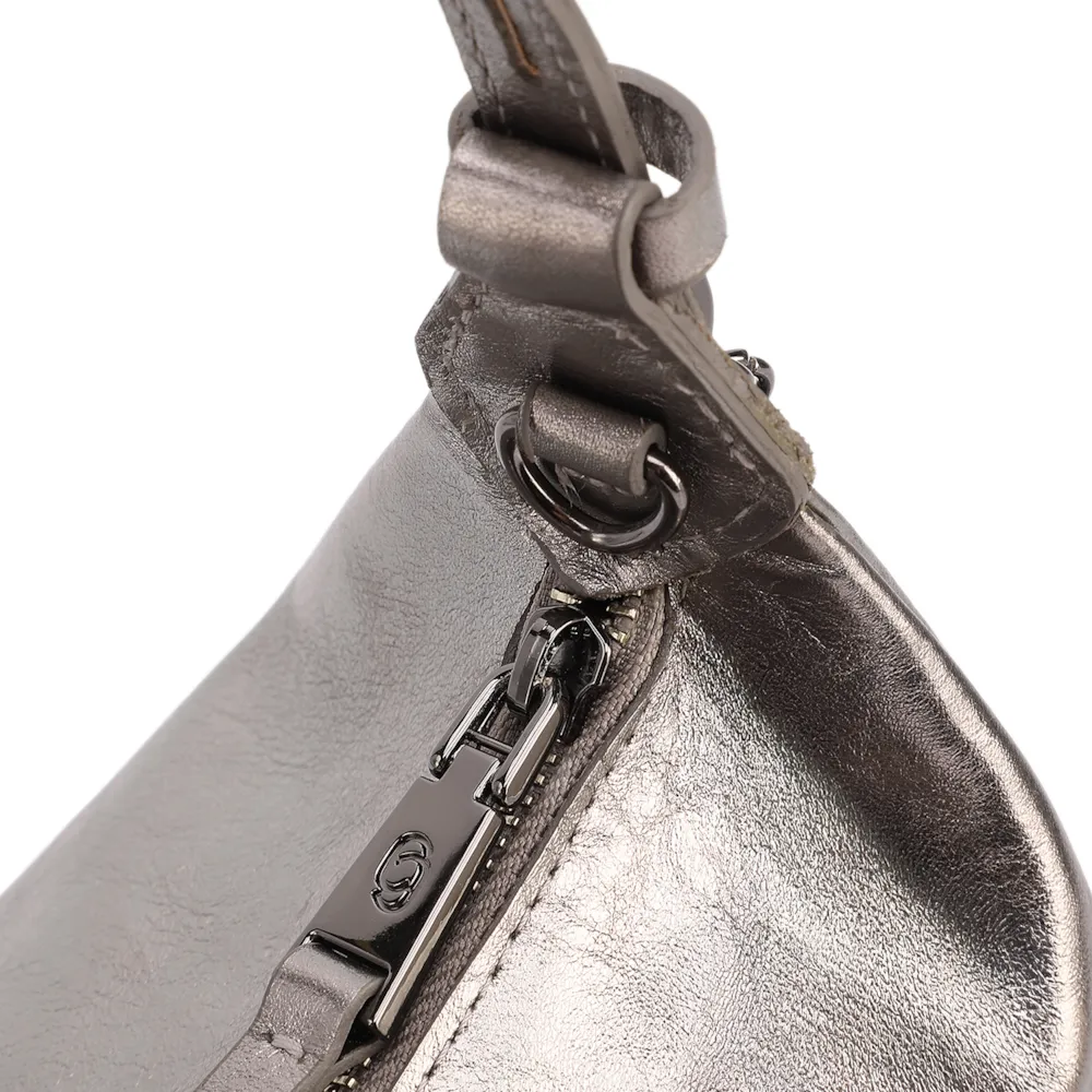 Bolsa Hobo Média Couro Prata Pingente Lateral - imagem 5