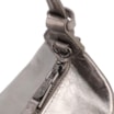 Bolsa Hobo Média Couro Prata Pingente Lateral - imagem 5
