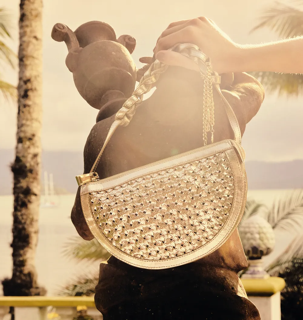 Bolsa Meia Lua Tressê Bag Charm Couro Dourado - imagem 2