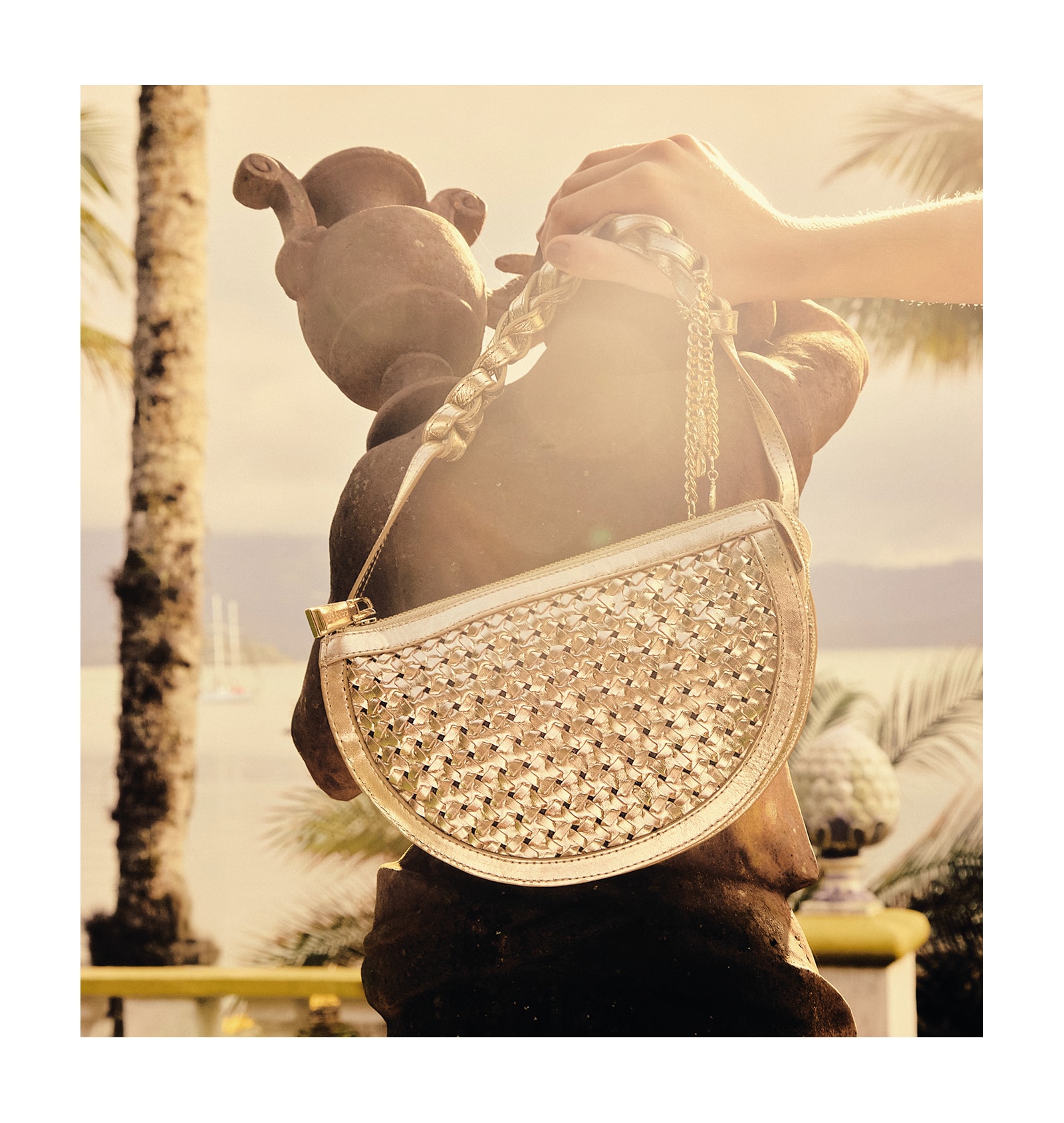 Bolsa Meia Lua Tressê Bag Charm Couro Dourado