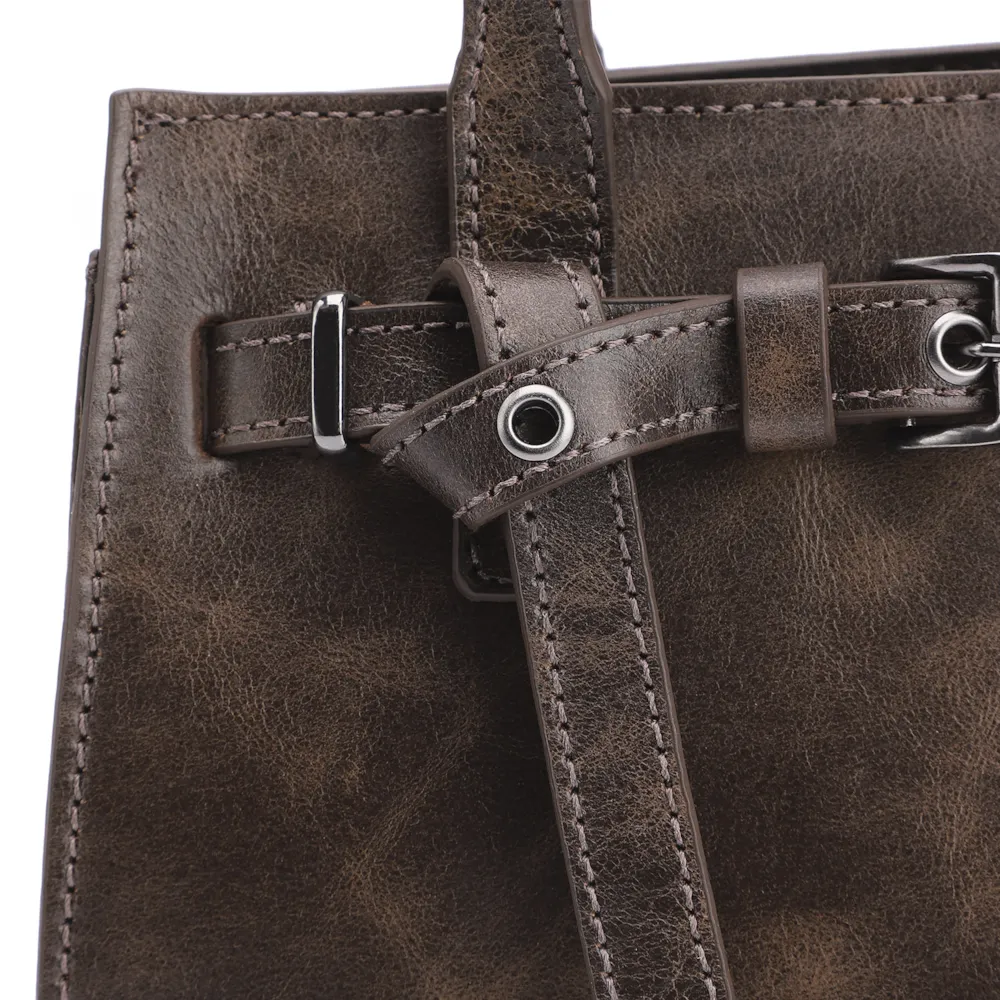 Bolsa Mini Tote Ilhós Couro Estonado Marrom - imagem 5