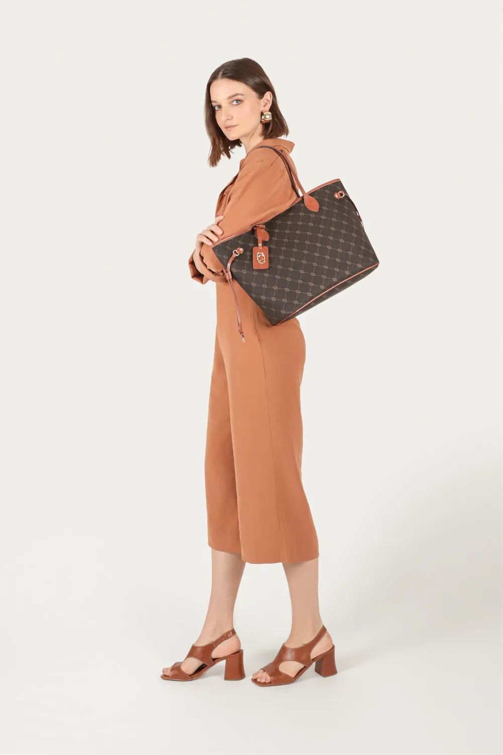 Bolsa Sacola Alt Monograma Marrom - imagem 10