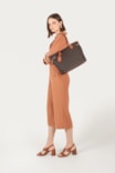 Bolsa Sacola Alt Monograma Marrom - imagem 10