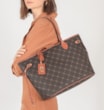 Bolsa Sacola Alt Monograma Marrom - imagem 2