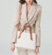 Bolsa Tote Alt Monograma Off White - imagem 9
