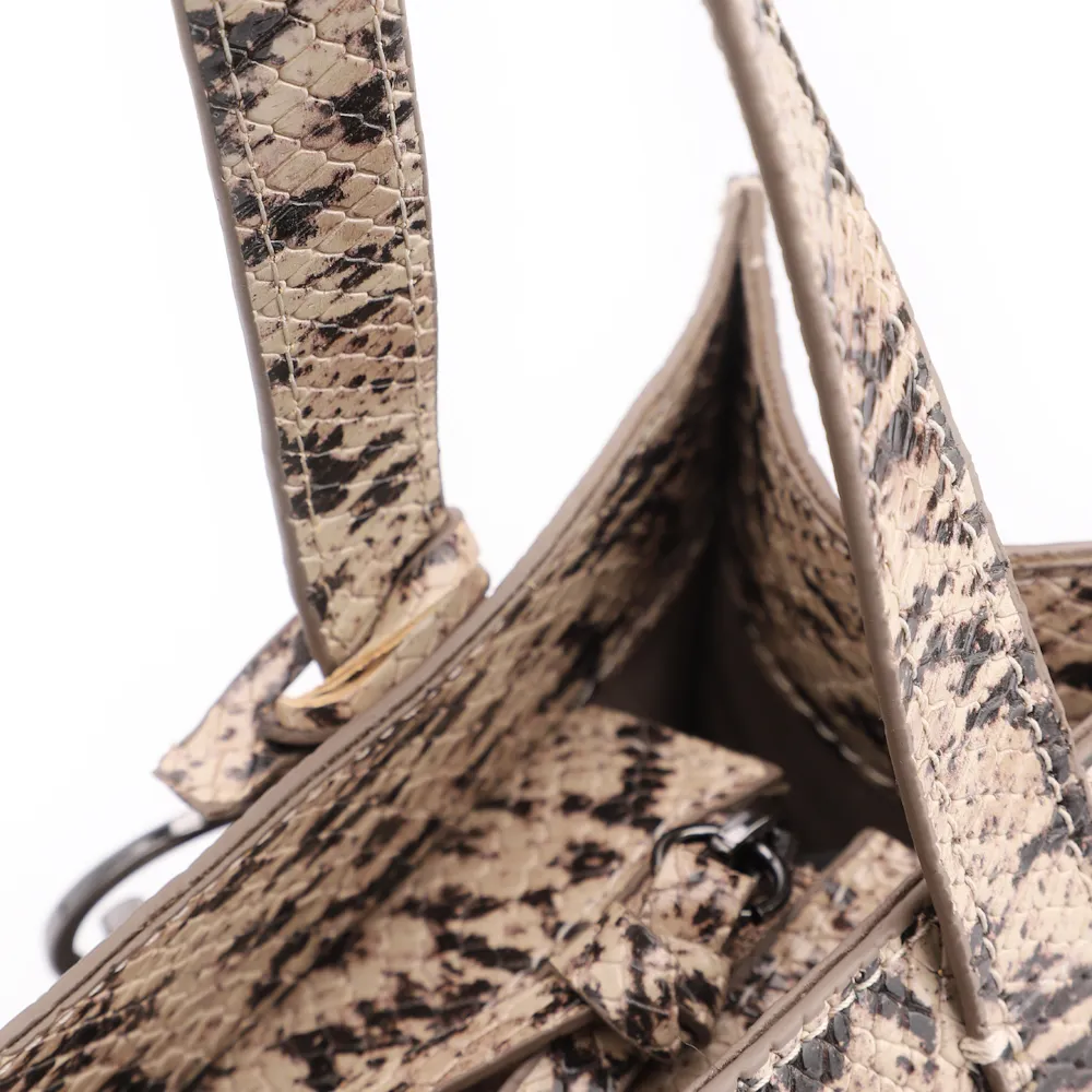 Bolsa Tote Alt Python Bege/ Preto - imagem 5