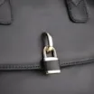 Bolsa Tote Cadeado Couro Preto - imagem 8