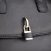 Bolsa Tote Cadeado Couro Preto - imagem 8