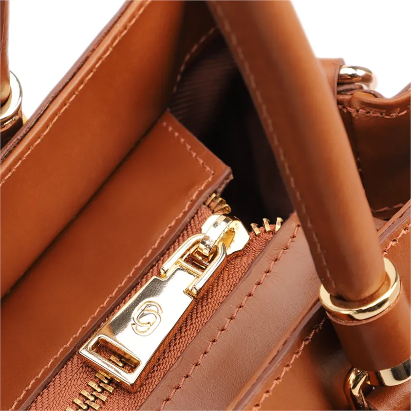 Bolsa Tote Grande Couro Marrom Claro Detalhe Pingente - foto 6