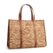  Bolsa Tote Grande Tecido/Couro Marrom Claro Animal Print - imagem 2