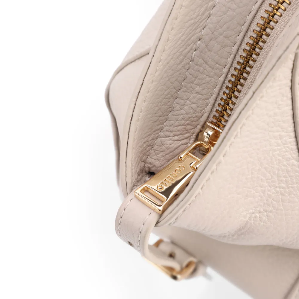 Bolsa Tote Média Couro Antique Off White Argolas Douradas - imagem 5