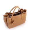 Bolsa Tote Média Couro Marrom Claro Pingente Flor - imagem 4