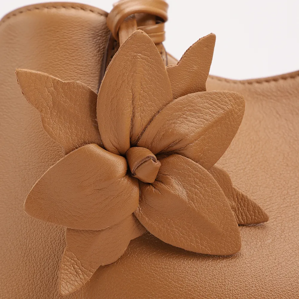  Bolsa Tote Média Couro Marrom Claro Pingente Flor - imagem 6