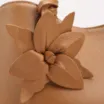  Bolsa Tote Média Couro Marrom Claro Pingente Flor - imagem 6