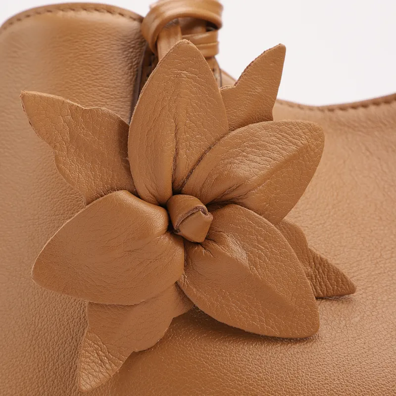 Bolsa Tote Média Couro Marrom Claro Pingente Flor - foto 6