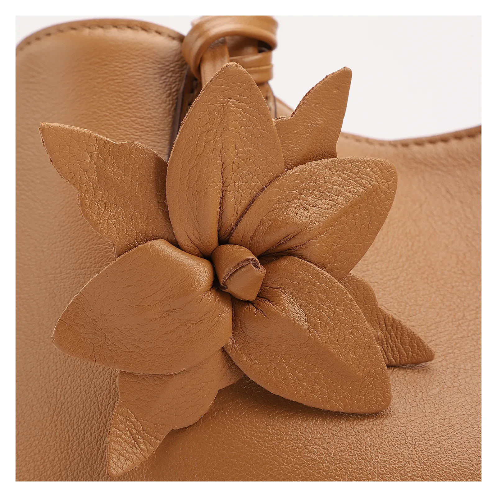 Bolsa Tote Média Couro Marrom Claro Pingente Flor