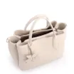  Bolsa Tote Média Couro Off White Pingente Flor - imagem 4