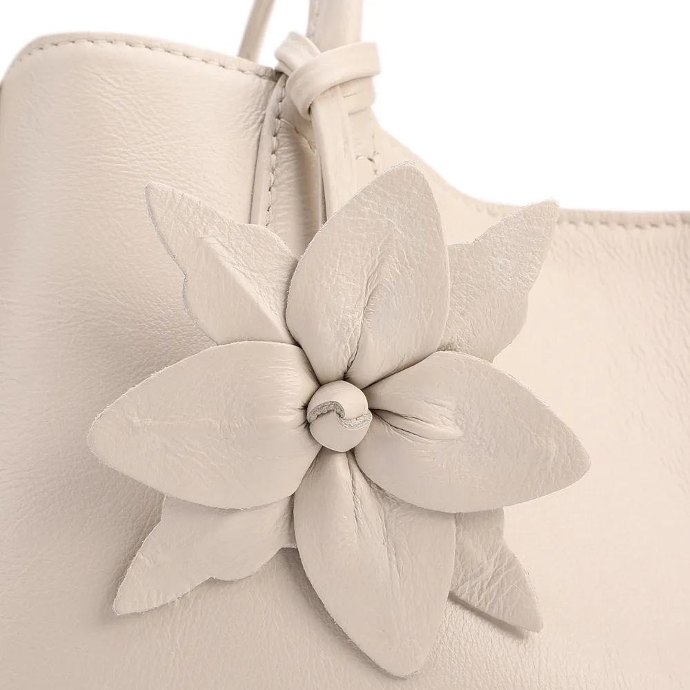  Bolsa Tote Média Couro Off White Pingente Flor - imagem 6
