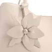  Bolsa Tote Média Couro Off White Pingente Flor - imagem 6