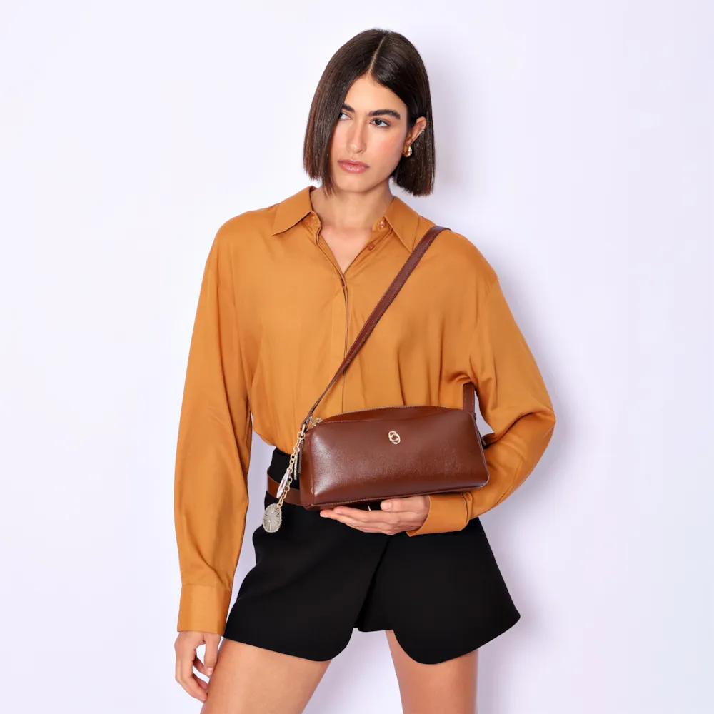 Bolsa Transversal Bag Charm Couro Marrom - imagem 2
