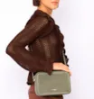 Bolsa Transversal Laser Cut Couro Camurça/Couro Verde - imagem 2