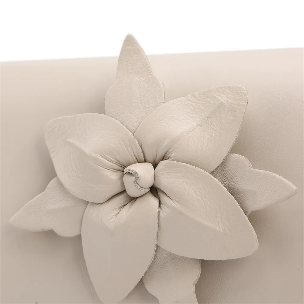 Bolsa Transversal Pequena Couro Off White Aplique Flor Corrente - imagem 3