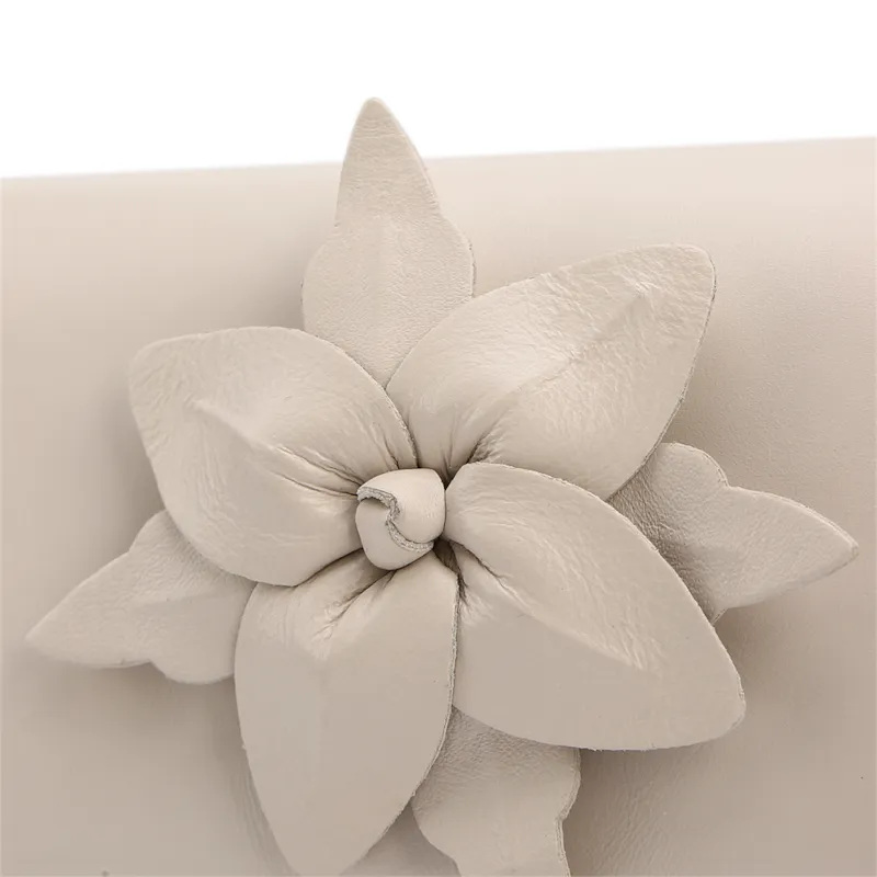 Bolsa Transversal Pequena Couro Off White Aplique Flor Corrente - foto 3
