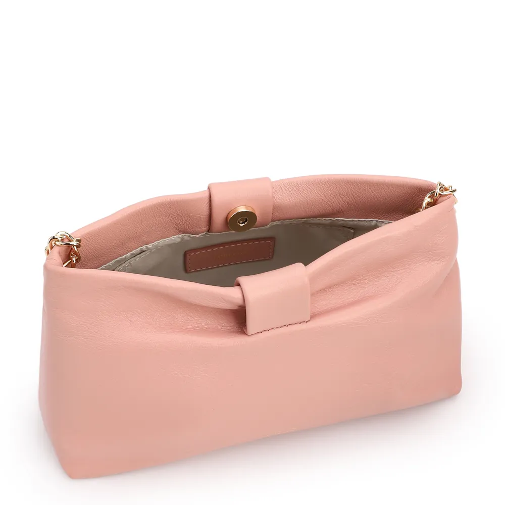 Bolsa Transversal Pequena Couro Rosa Laço Corrente Dourada - imagem 4