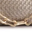 Bolsa Transversal Tressê Pequena Couro Dourado Corrente - imagem 7