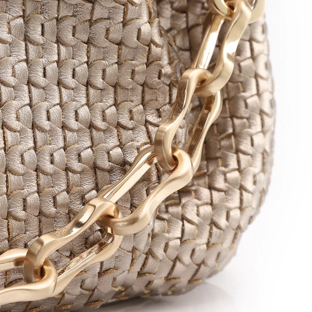 Bolsa Transversal Tressê Pequena Couro Dourado Corrente - imagem 8
