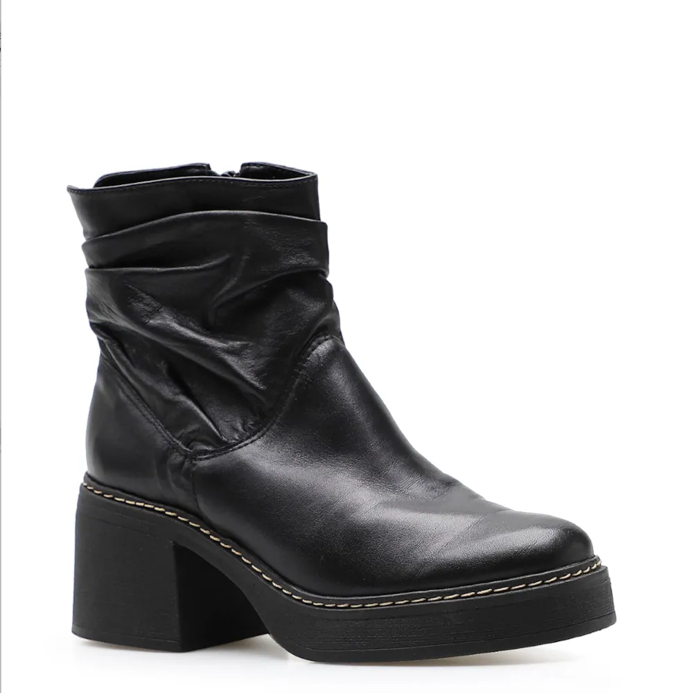 Bota Drapeada Couro Preto