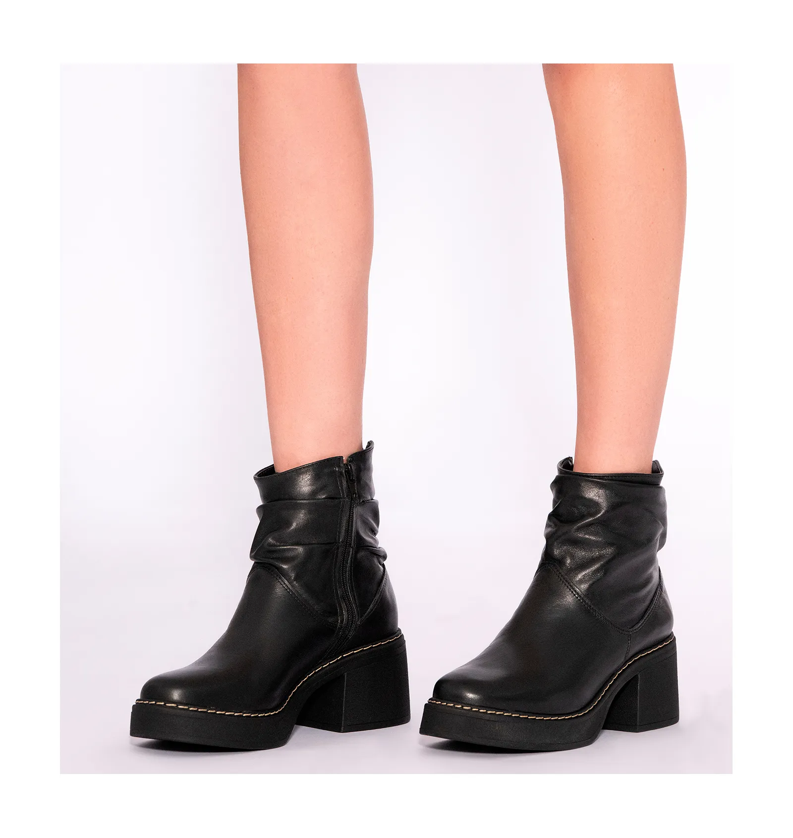 Bota Drapeada Couro Preto