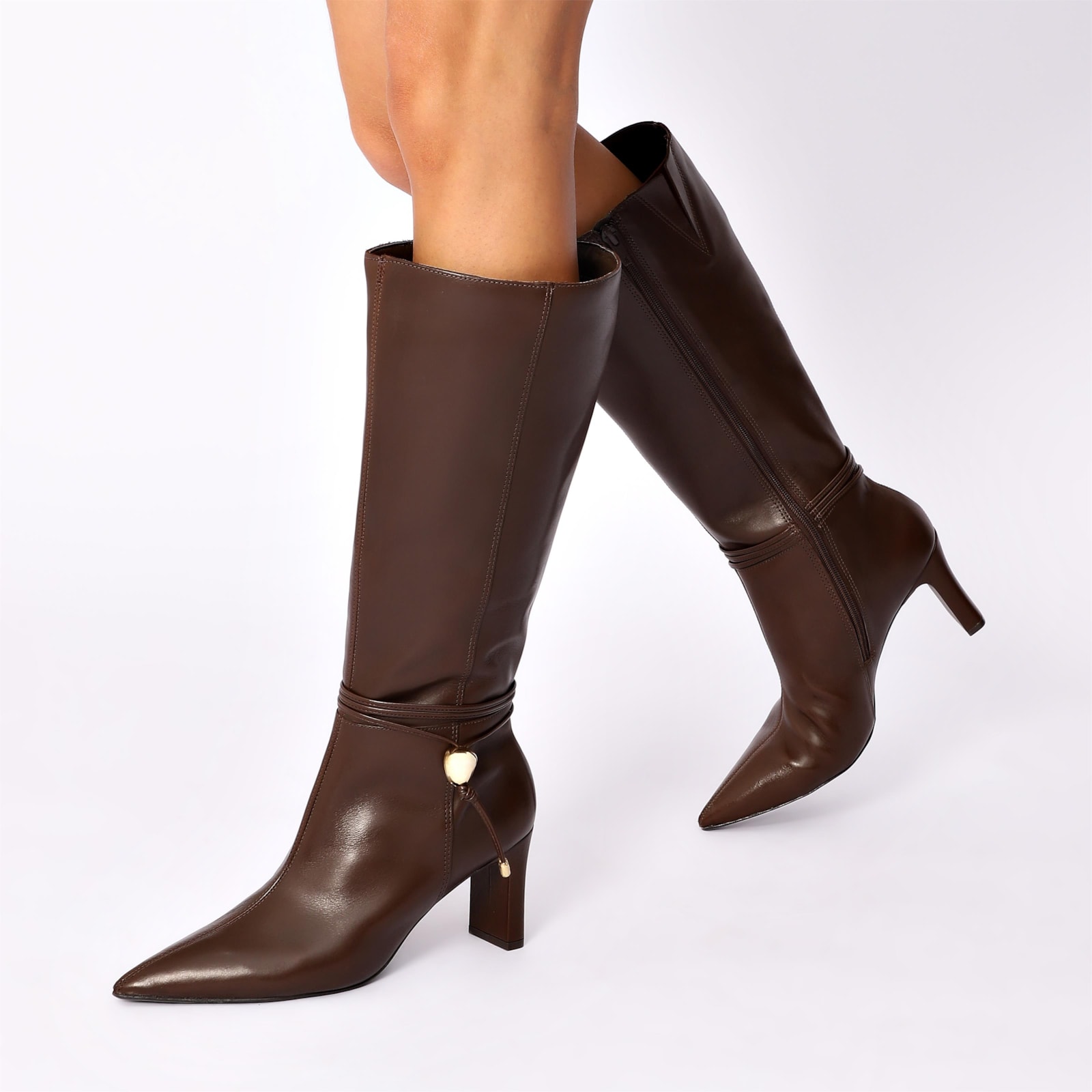 Bota Marrom Cano Alto Salto Alto Couro Pingente Dourado