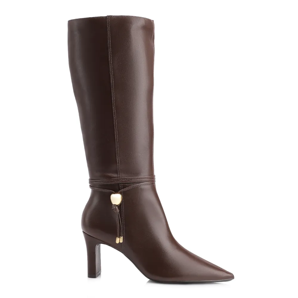 Bota Marrom Cano Alto Salto Alto Couro Pingente Dourado - imagem 3