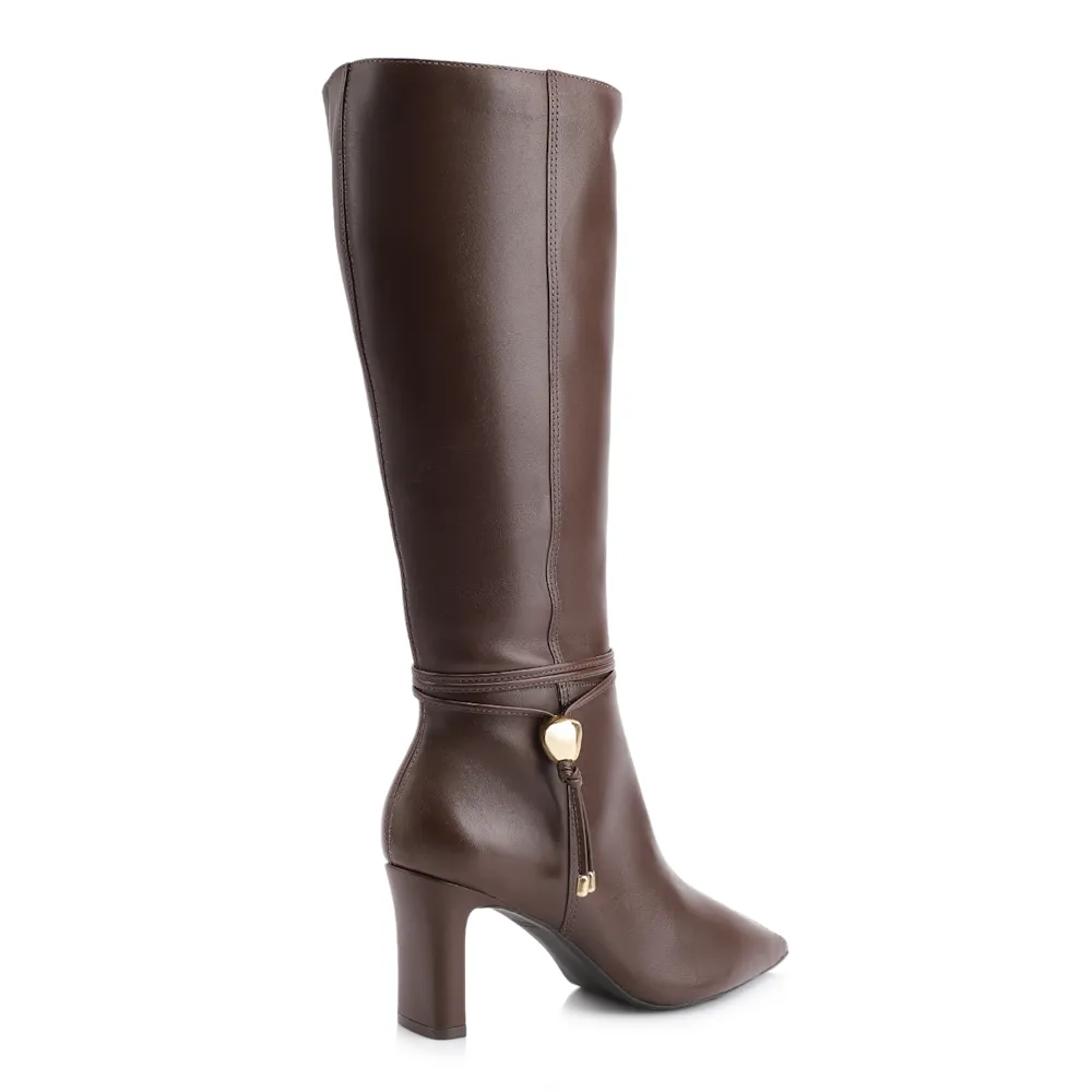 Bota Marrom Cano Alto Salto Alto Couro Pingente Dourado - imagem 4