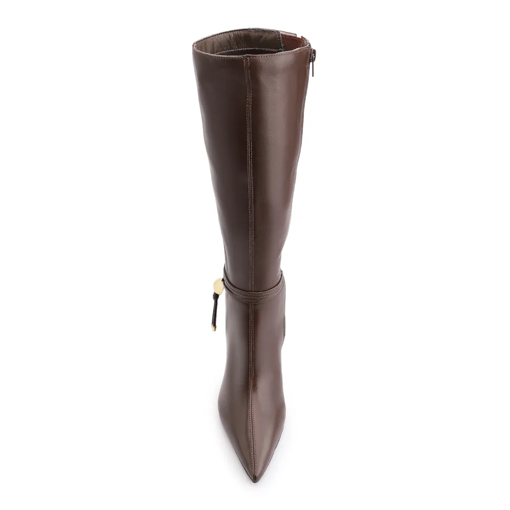 Bota Marrom Cano Alto Salto Alto Couro Pingente Dourado - imagem 6