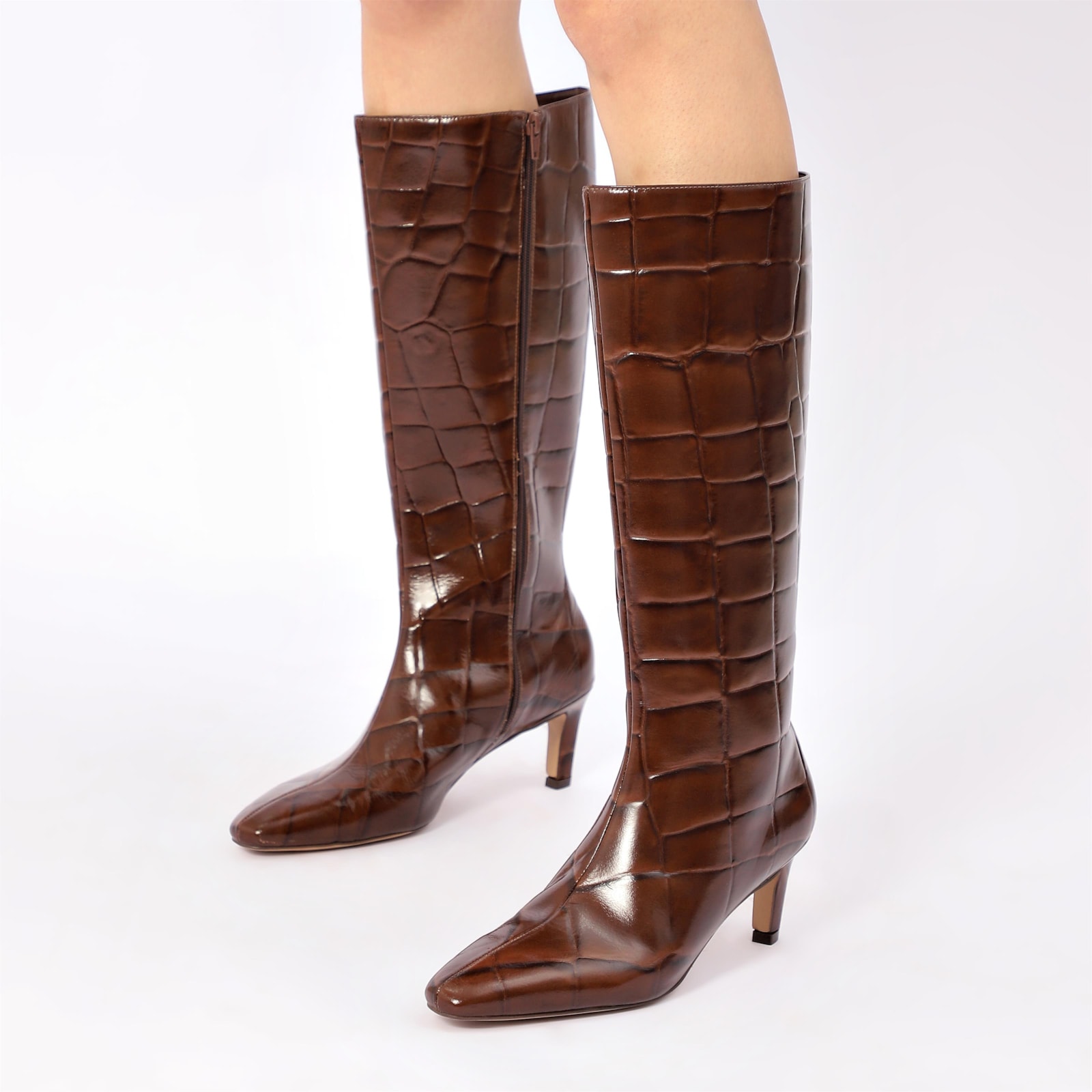 Bota Marrom Cano Alto Salto Baixo Couro Maxi Croco