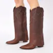  Bota Marrom Cano Alto Salto Médio Couro Estonado Western Capa - imagem 2