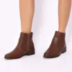 Bota Marrom Cano Baixo Salto Baixo Couro Bico Redondo - imagem 2