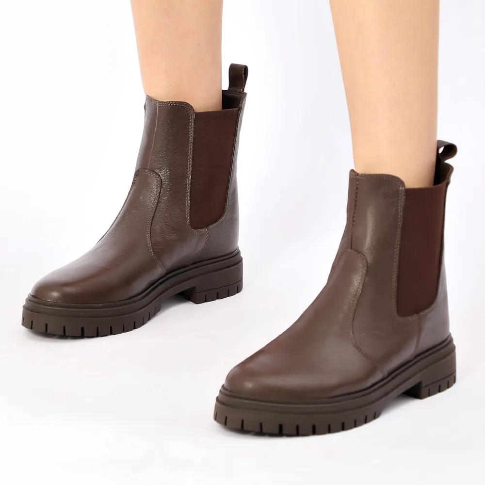 Bota Marrom Cano Baixo Salto Baixo Couro Chelsea Tratorada - imagem 2