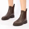 Bota Marrom Cano Baixo Salto Baixo Couro Chelsea Tratorada - imagem 2