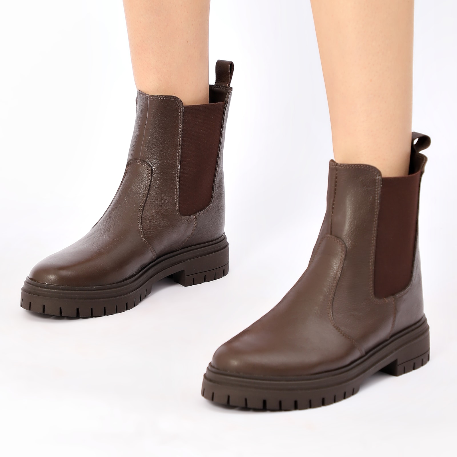 Bota Marrom Cano Baixo Salto Baixo Couro Chelsea Tratorada