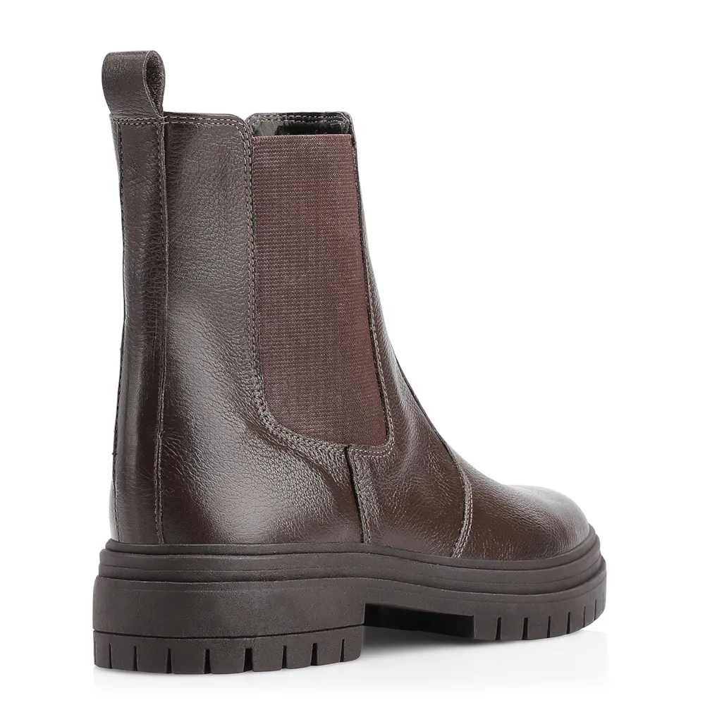 Bota Marrom Cano Baixo Salto Baixo Couro Chelsea Tratorada - imagem 4