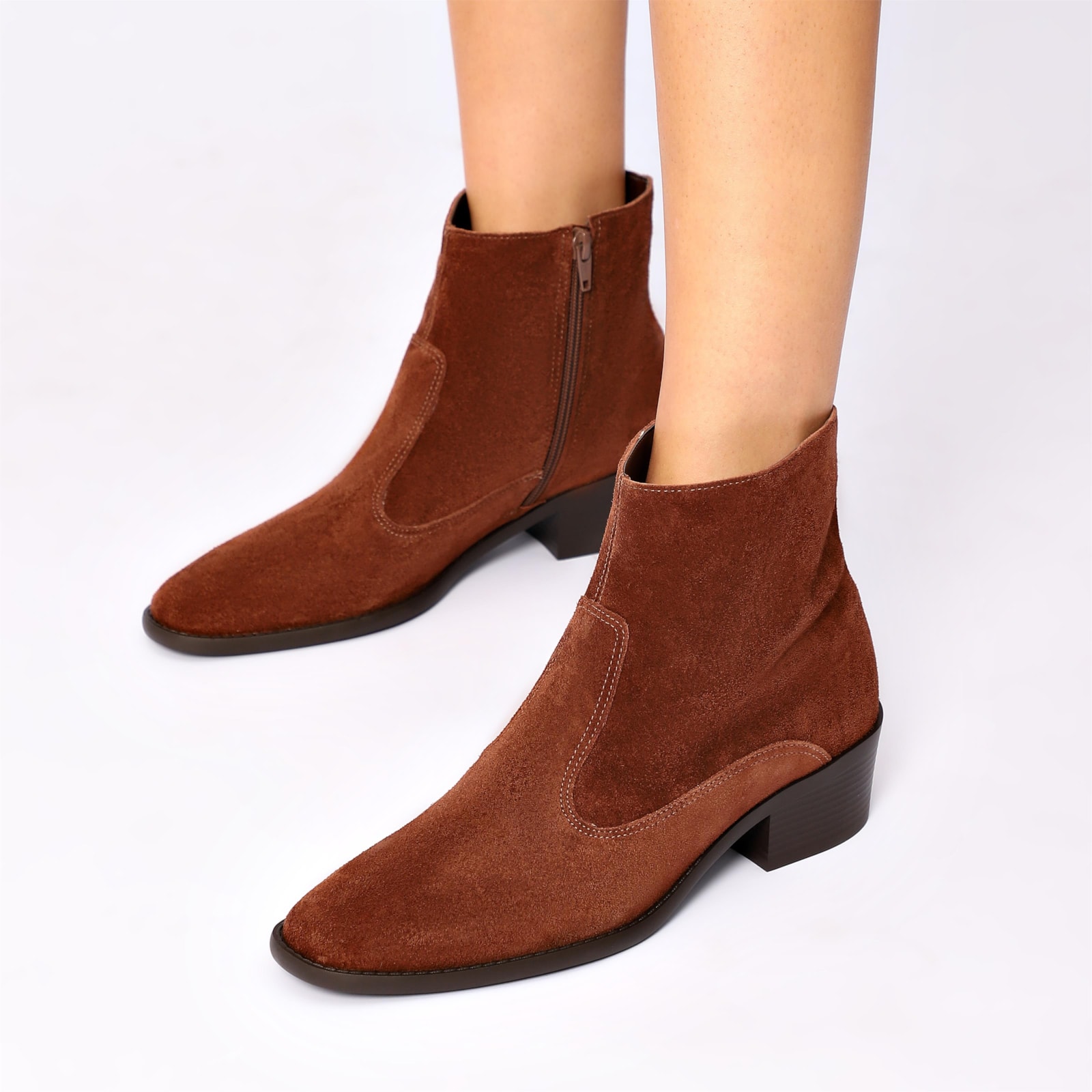 Bota Marrom Cano Baixo Salto Baixo Western Camurça