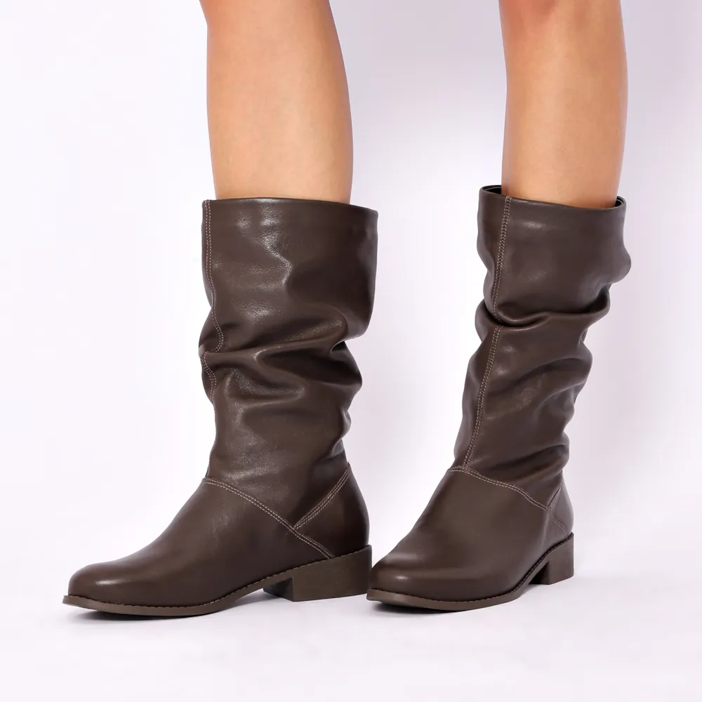 Bota Marrom Cano Médio Salto Baixo Couro Slouch - imagem 2