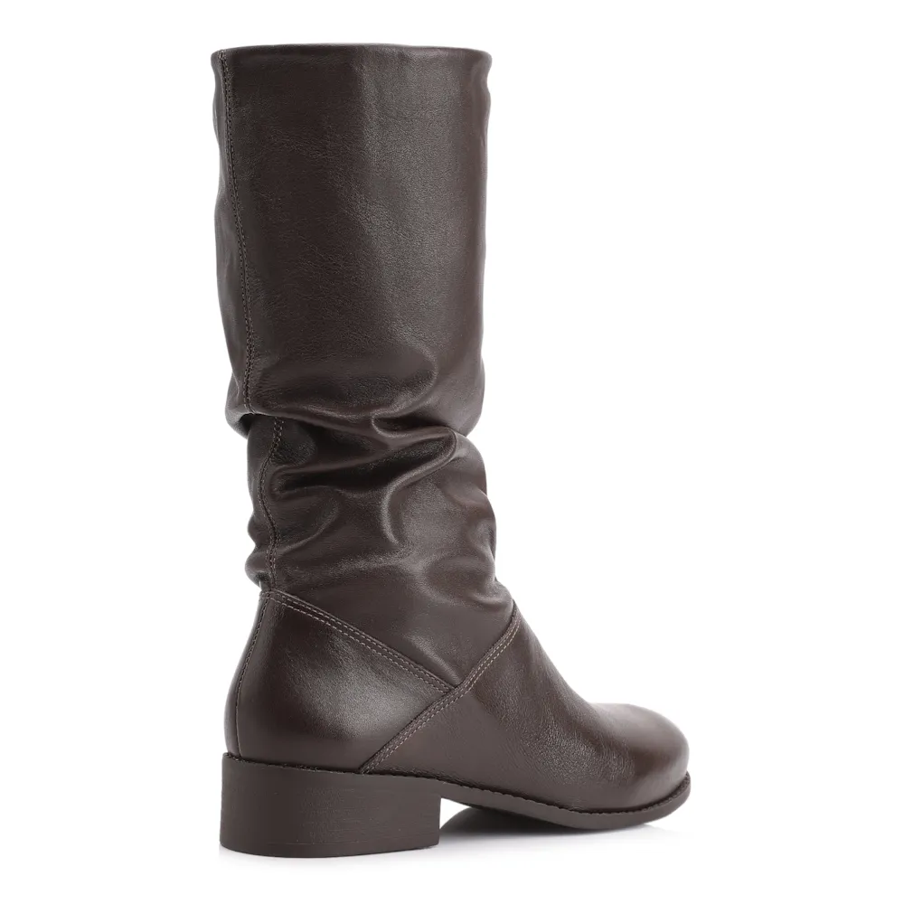 Bota Marrom Cano Médio Salto Baixo Couro Slouch - imagem 4